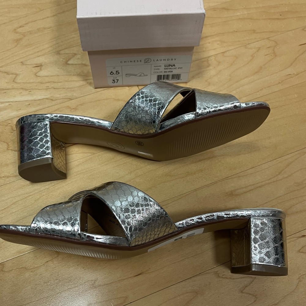 🆕 🩶Silver 2” block slip on sandals 6.5 NWT Chinese Laundry Luna Snake Embossed